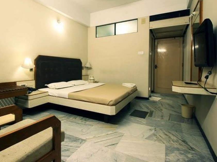 Hotel Padmam Maduráj Kültér fotó
