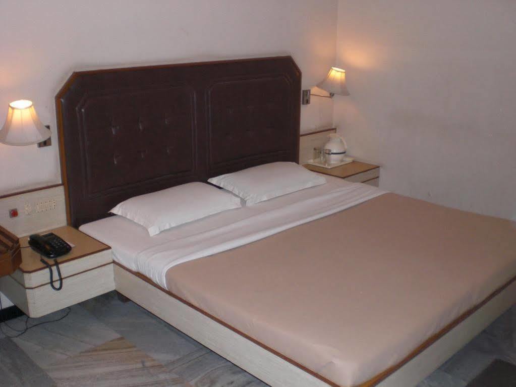 Hotel Padmam Maduráj Kültér fotó