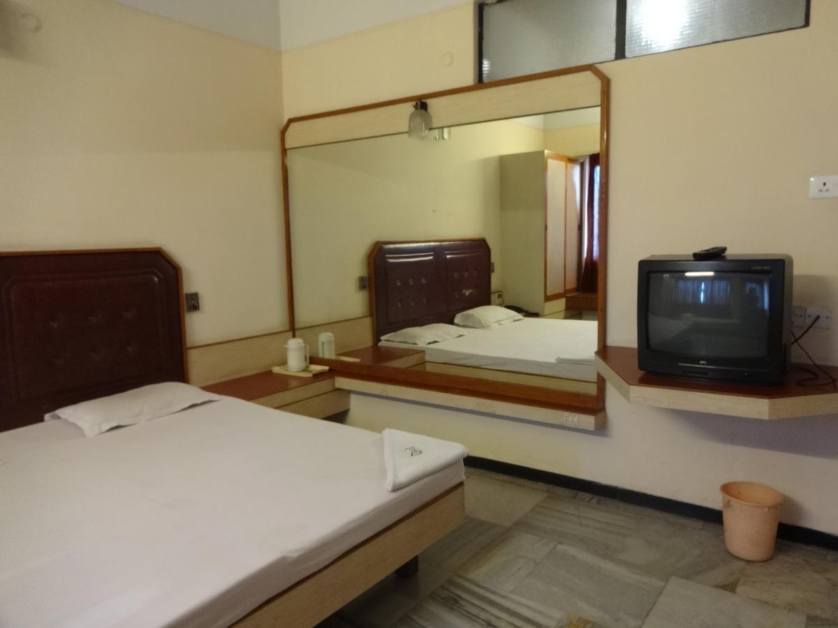 Hotel Padmam Maduráj Kültér fotó