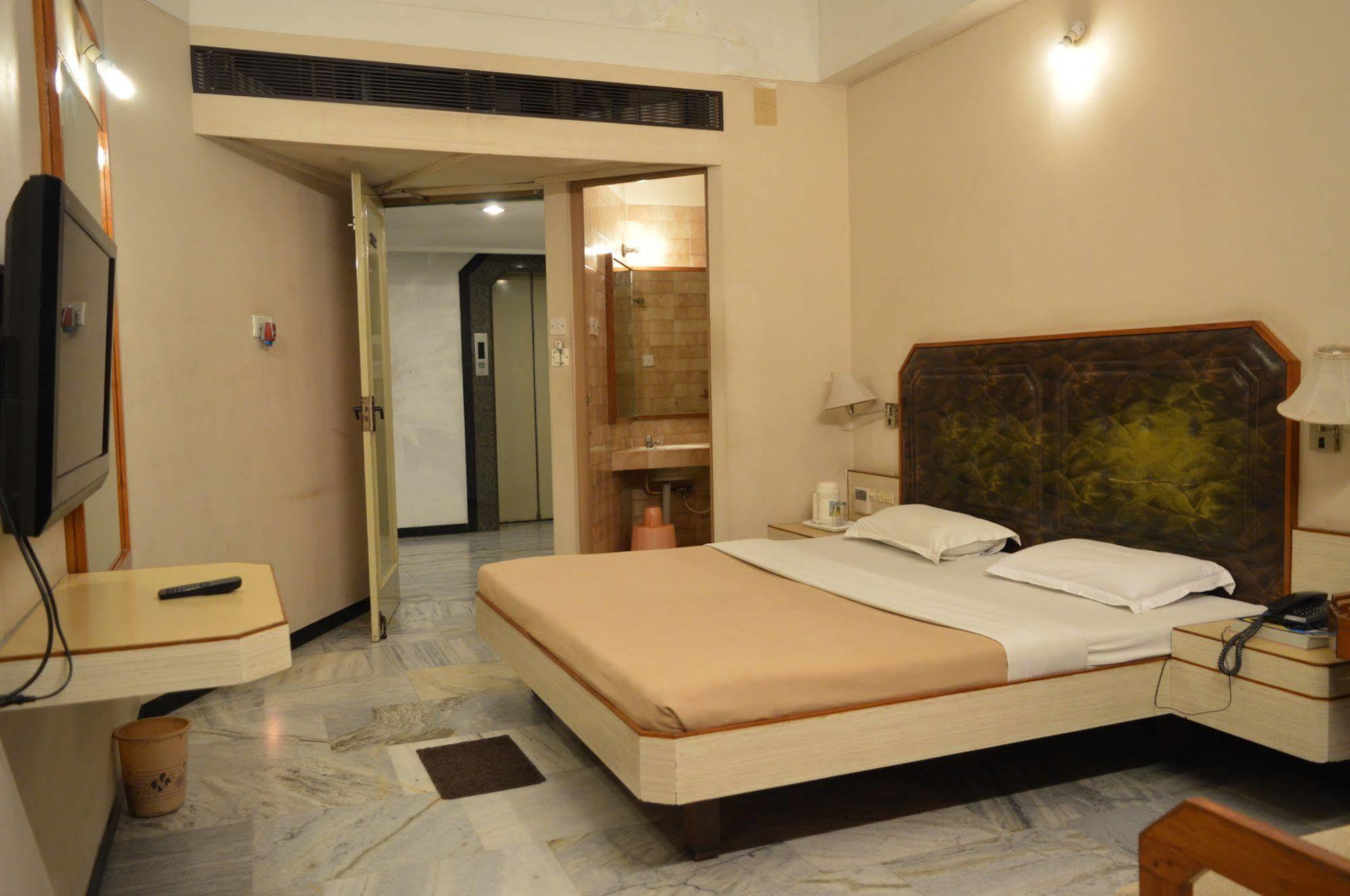 Hotel Padmam Maduráj Kültér fotó