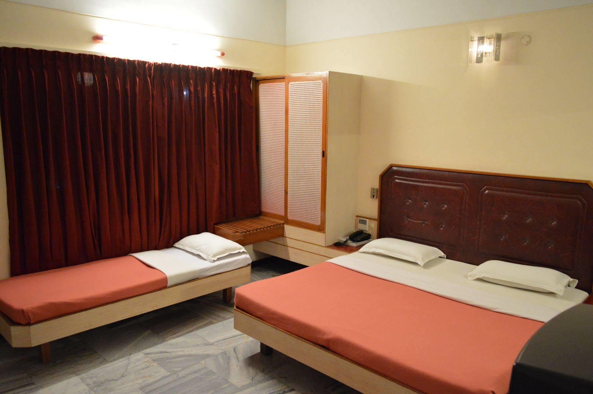 Hotel Padmam Maduráj Kültér fotó